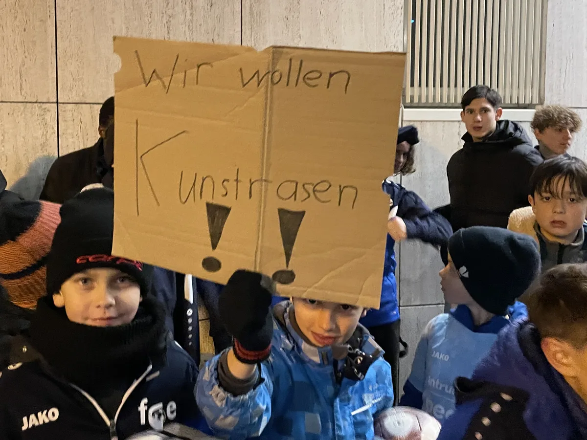 Auch viele Kinder setzen sich für einen Fussballplatz ein. Fussballerinnen und Fussballer stehen vor dem Stadthaussaal in Effretikon
